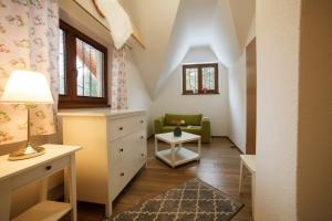 Habitación pequeña con silla verde y mesa. en Chata Malý Sokol, en Smižany