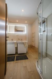 La salle de bains est pourvue de 2 lavabos et d'une douche. dans l'établissement Chata Malý Sokol, à Smižany