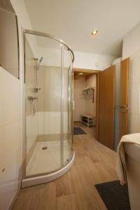 a bathroom with a shower with a glass enclosure at Chata Malý Sokol in Smižany