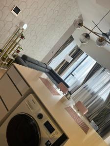 een badkamer met een wasmachine en droger in de kamer bij Klcc suites at star - 2 bedroom in Kuala Lumpur