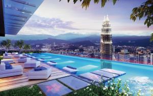 een zwembad met uitzicht op de stad bij Klcc suites at star - 2 bedroom in Kuala Lumpur