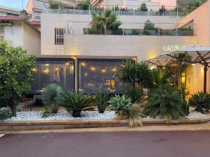 アンティーブにあるUnique Boutique Hotel Antibes Juan-les-Pinsの建物前の植物レストラン