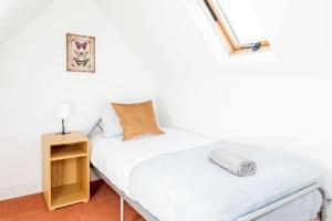 een kleine slaapkamer met een bed en een nachtkastje bij Private Parking Central With Roof Terrace in Wolverhampton