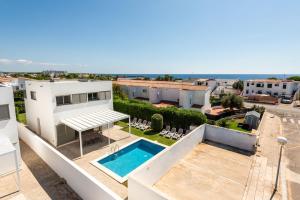 vista para o quintal de uma casa com piscina em Villa Perez em Cala'n Bosch