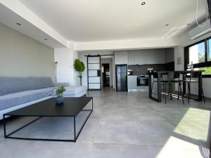 ein Wohnzimmer mit einem Sofa und einem Tisch in der Unterkunft Sea La Vie #2 - Luxury Seaview apartment in Paphos City