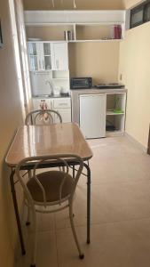 a table and a chair in a small kitchen at Bernardo’s Departamento céntrico para 2 o hasta 3 personas in Sucre