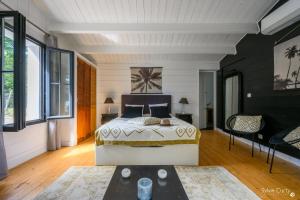 a bedroom with a bed and a table in a room at La dune du bien etre in La Couarde-sur-Mer