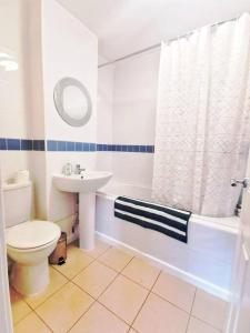 y baño con aseo, lavabo y ducha. en Fivehill Apartment- Sleeps 10 with Parking,En-suite! Long Stay en Sheffield