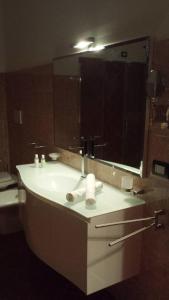baño con lavabo y espejo grande en Peri Peri Holiday Home - Siracusa, en Solarino
