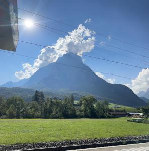 una finestra del treno con vista su una montagna di Bom descanso a Ennenda