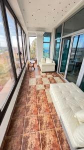 una camera con letto, divano e finestre di Sole Mio Wellness & SPA a Novi Sad
