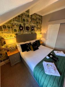 um quarto com uma cama grande e uma secretária com uma cama lateral. em Delovely Hotel em Blackpool