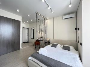 1 dormitorio con 1 cama grande en una habitación en LUX Аппартаменты SMART #2, en Pavlodar