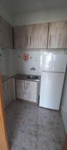アリカンテにあるVISTAS PLAYA - Torre San Jordiのキッチン(白い冷蔵庫、シンク付)