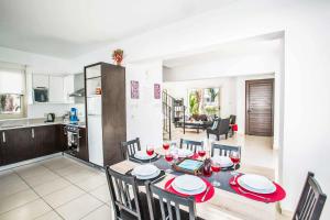 een keuken en eetkamer met een tafel en stoelen bij Villa Delia in Protaras