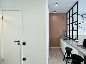 Una puerta blanca en una cocina con encimera en Квартира Smart в новом доме, en Pavlodar