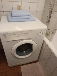 een wasmachine met een handdoek erop bij Studio apartman Lucija in Novi Zagreb