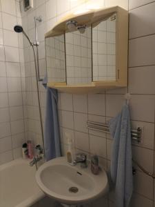 W łazience znajduje się umywalka, lustro i wanna. w obiekcie Studio apartman Lucija w mieście Novi Zagreb