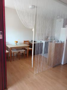 jadalnia ze stołem i drewnianą podłogą w obiekcie Studio apartman Lucija w mieście Novi Zagreb