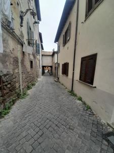 eine Gasse zwischen zwei Gebäuden in einer Altstadt in der Unterkunft Alloggio Turistico "FRANCESCA" in Viterbo