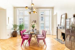ein Esszimmer mit einem Tisch und lila Stühlen in der Unterkunft Le Crébillon - Splendide appartement de 204m2 in Nantes