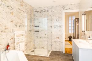 ein Badezimmer mit Glasdusche und Waschbecken in der Unterkunft Le Crébillon - Splendide appartement de 204m2 in Nantes