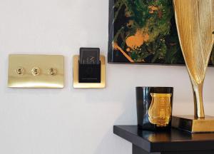 Note Luxury Apartments في زغرب: طاولة مع مزهرية ذهبية وساعة على الحائط