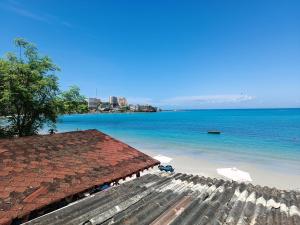 a view of the ocean from the roof of a beach at La Casa del Mango in Pampatar