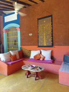 Pampatar的住宿－La Casa del Mango，客厅配有沙发和桌子