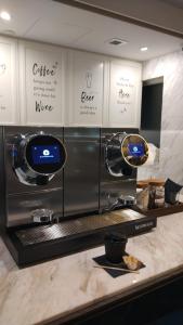 - une cuisine avec un comptoir et une machine à café dans l'établissement Tung Nam Lou Art Hotel, à Hong Kong