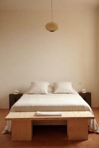 ein Bett mit einem Holztisch in einem Schlafzimmer in der Unterkunft CHB - Château de la Haute Borde in Rilly-sur-Loire