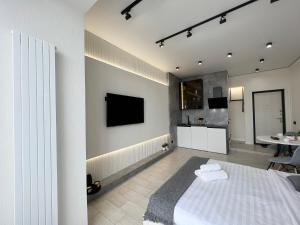 een slaapkamer met een bed en een tv aan de muur bij Апартаменты SMART №4 in Pavlodar