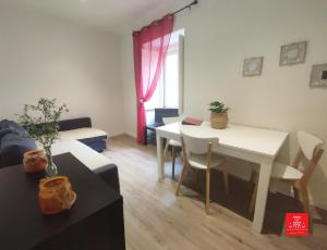 a living room with a table and a dining room at Casas da Biquinha in Sintra