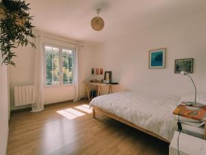 アレにあるVilla MoMa Nouvelle sur Arèsのベッドルーム1室(ベッド1台、窓、デスク付) +22枚の写真