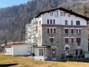 un gran edificio de piedra con una colina en el fondo en Grafenburg, Residenz Bayern, en Kiefersfelden