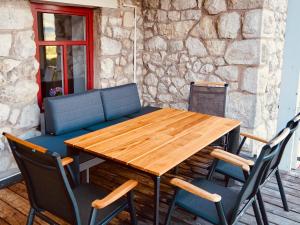 Una mesa y sillas de madera en un patio. en Grafenburg, Residenz Bayern, en Kiefersfelden