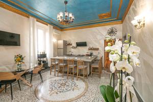 cocina y comedor con mesa y sillas en Affittacamere Gioiello, en Génova