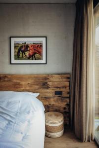 - une chambre avec un lit et une photo sur le mur dans l'établissement Hajé Nieuwegein, à Nieuwegein