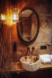 a bathroom with a sink and a mirror at Hajé Nieuwegein in Nieuwegein