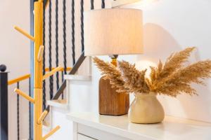 een lamp op een tafel naast een trap bij Modern bright and welcoming ocean view apartment in Puerto de Santiago
