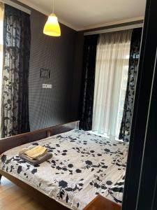 トビリシにあるBright and Cozy apartment in Didi Dighomiのベッドルーム(ベッド1台、鏡付) +2枚の写真