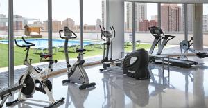 Un gimnasio con cintas de correr y bicicletas estáticas en un edificio. en La Estación, en Benidorm
