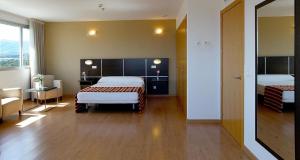 Una habitación de hotel con dos camas y una ventana. en La Estación, en Benidorm