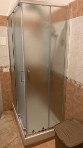 een douche met een glazen deur in de badkamer bij La dimora dei Mori Gela in Gela