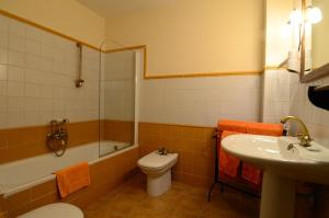 A bathroom at La Posada De Santa Ana