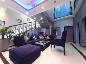 een woonkamer met een paarse bank en een tafel bij Balcon Bleu in Chefchaouene
