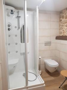 Koupelna v ubytování VibesMuxía- Casa Rural Castelo