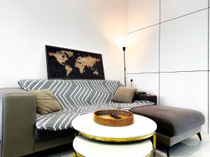 GeorgetownBeacon Executive Suite with SkyPool 3BR 9pax Georgetown Penang的带沙发和桌子的客厅