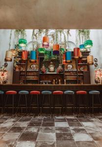 um bar com bancos numa sala com vasos em CH Longstay 2 em Kortrijk