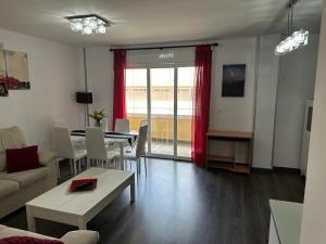 sala de estar con sofá y mesa en Piso familiar en El Toyo, en Almería